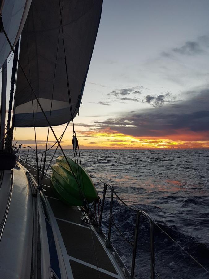 2 Nuits Insolites & 1 Excursion Voile A Bord Du Voilier Mori Ora Moorea Exterior foto